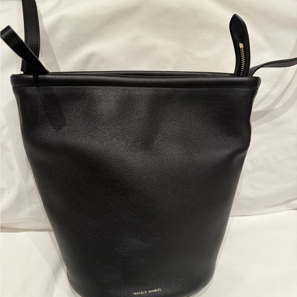 NWT Mansur Gabriel black leather bucket cross body bag